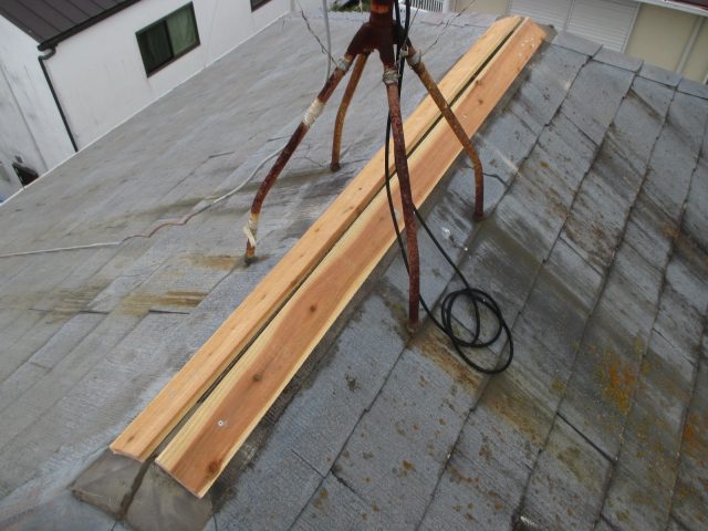 稲美町で棟板金の木下地を施工